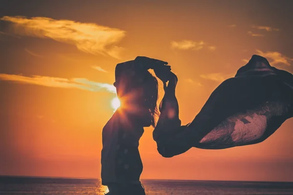 Молодая Женщина Наслаждается Прекрасным Закатом Пляже — стоковое фото