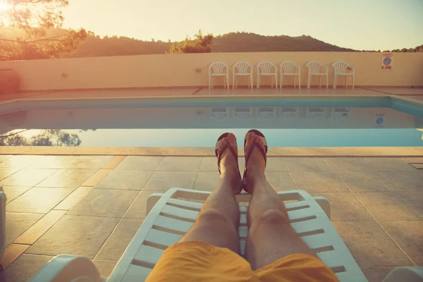 Uomo Prende Sole Sulla Spiaggia Sabbia Profondità Campo Ridotta Piedi — Foto Stock