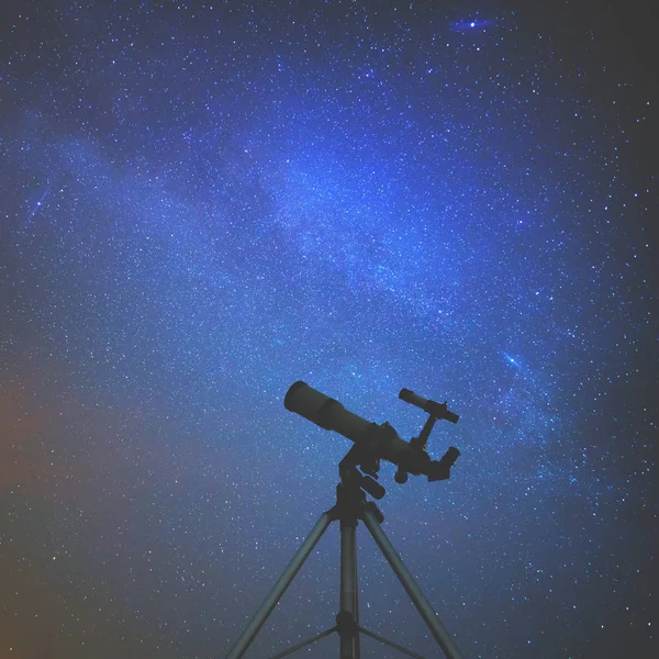 Silhouette Telescopio Con Stelle Sul Cielo — Foto Stock