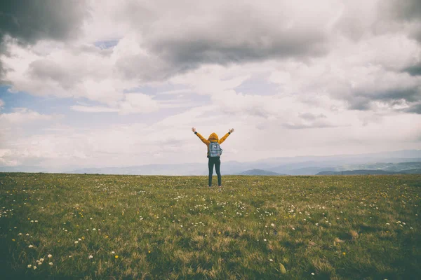 Doğanın keyfini ve ücretsiz duygu genç kadın.