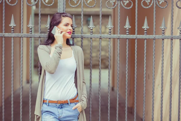 Sevimli Genç kız açık havada Smartphone kullanarak