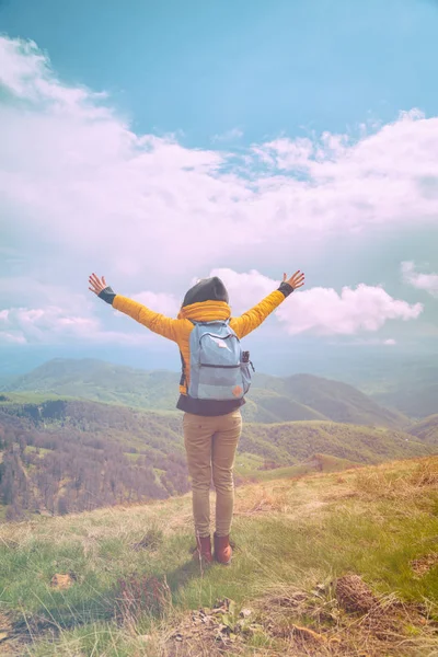 Doğanın keyfini ve ücretsiz duygu genç kadın.