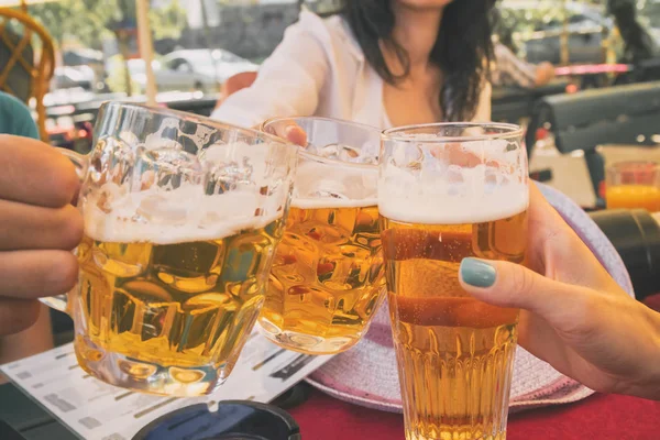 Arkadaşlar açık havada bira ile zevk