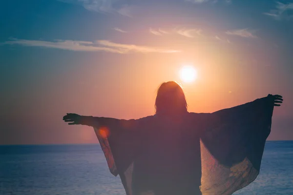 Mujer Joven Disfrutando Hermosa Puesta Sol Playa —  Fotos de Stock