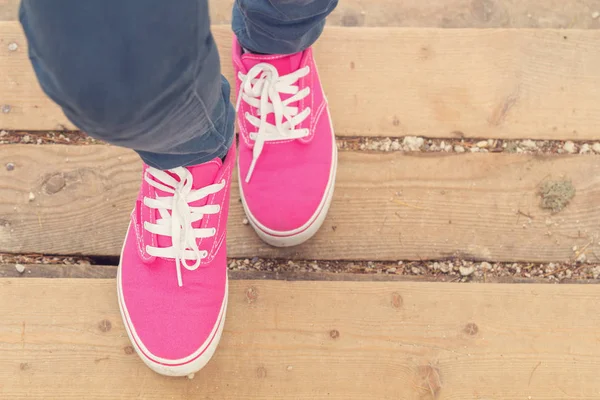 Жіночі Ноги Рожевих Кросівках Під Час Ходьби Крупним Планом — стокове фото
