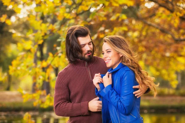 Bonito Homem Abraçando Sorrindo Linda Mulher Outono Parque — Fotografia de Stock