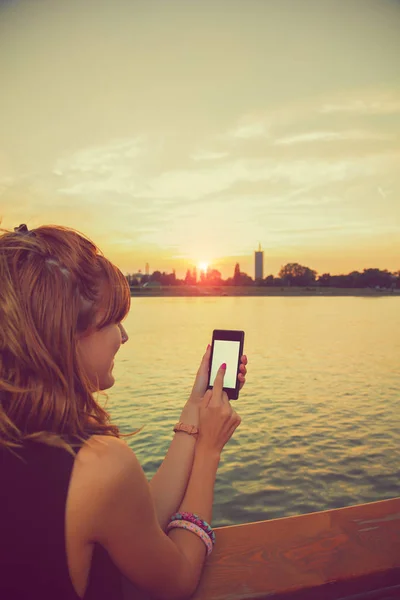 Жінка Використовує Смартфон Набережній Міським Пейзажем Фоні — стокове фото