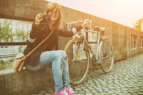 Niedliche Junge Frau Mit Fotokamera Freien — Stockfoto