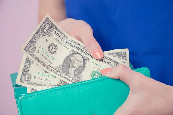 Dolar ile kadın holding cüzdan