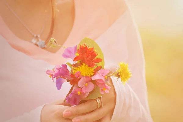 Jente Som Holder Blomster Bukett – stockfoto