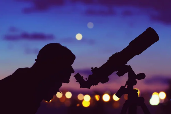 Chica Usando Telescopio Noche —  Fotos de Stock