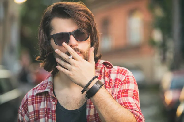 şık adam sigara Street güneş gözlüğü 