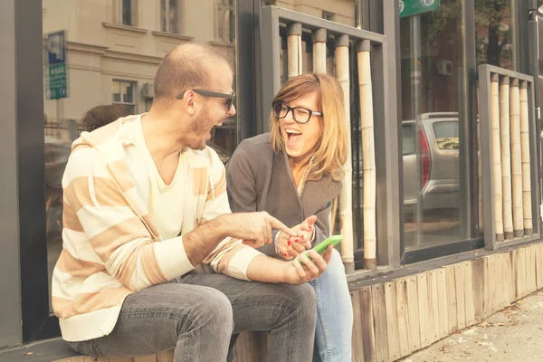 Genç tatlı çift açık havada