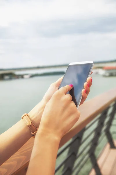 Agujas Femeninas Con Reloj Sosteniendo Smartphone Primer Plano — Foto de Stock