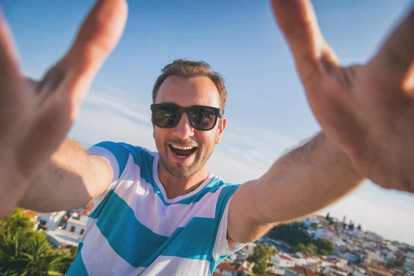 Hombre Disfrutando Una Playa Soleada — Foto de Stock