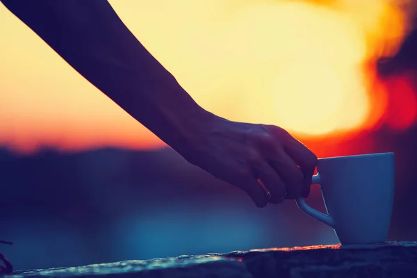 Kvinna Som Dricker Kaffe Nära Upp Skott — Stockfoto