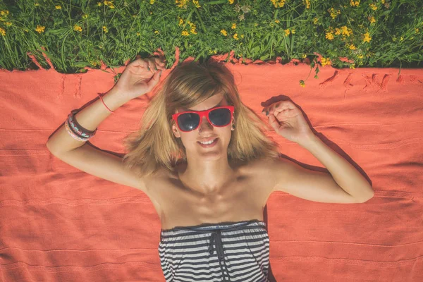 Felice Donna Sorridente Occhiali Sole Sdraiato Coperta Rosa Prato Con — Foto Stock