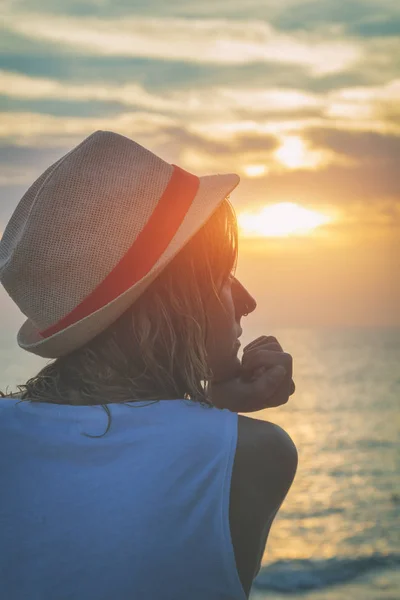 Молода Жінка Насолоджується Красивим Заходом Сонця Пляжі — стокове фото