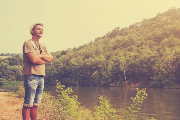 Doğada manzarayı adam