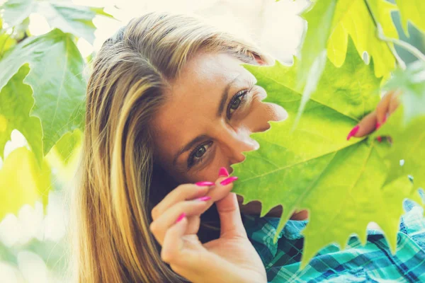 Young Beautiful Girl Posing Park — Stock Photo, Image