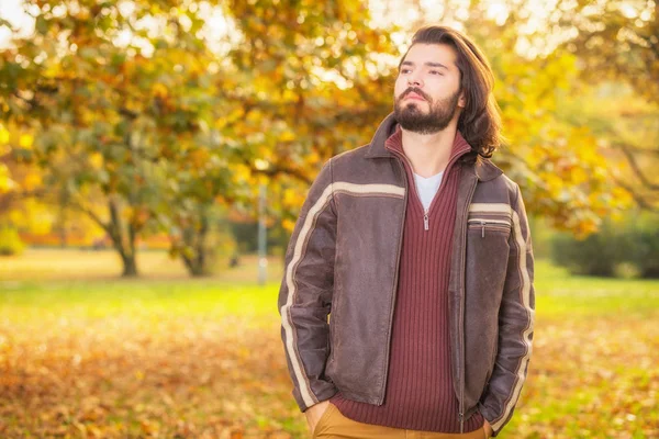 Yakışıklı Adam Şık Giysileri Sonbahar Parkta Poz — Stok fotoğraf