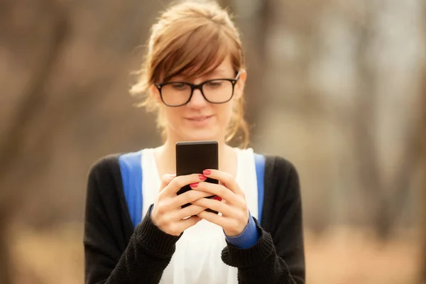 Mujer Pelirroja Usando Teléfono Inteligente Mientras Está Pie Parque — Foto de Stock