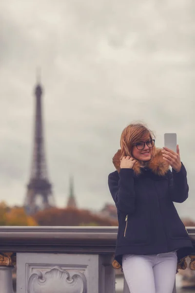 屋外でスマホを使う若い女性は — ストック写真