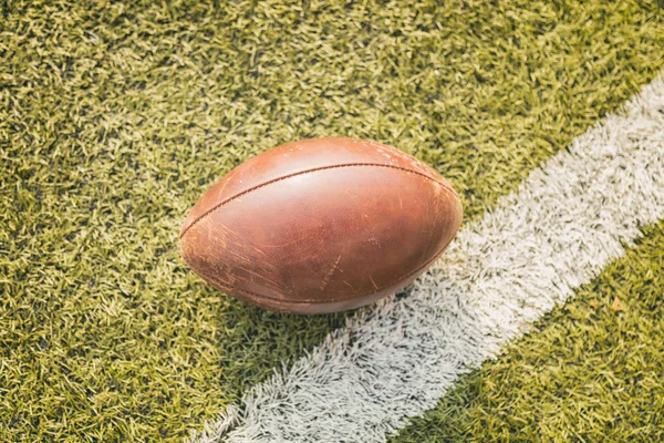 American Football Ball Auf Dem Spielfeld — Stockfoto