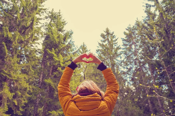 Ragazza Che Cuore Con Mani Montagna — Foto Stock