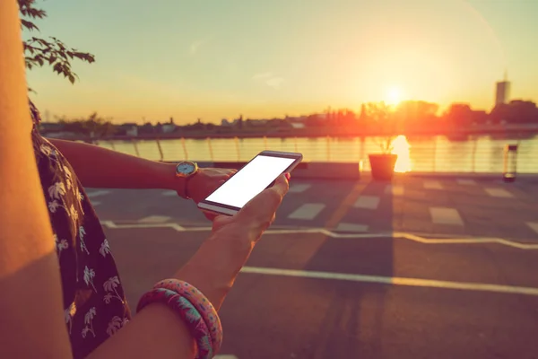 Agujas Femeninas Con Reloj Que Sostiene Teléfono Inteligente Con Frente — Foto de Stock