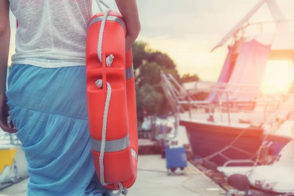 Rückansicht Einer Frau Mit Rotem Rettungsring Die Auf Einem Steg — Stockfoto