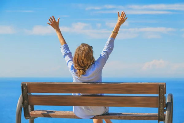 Jonge Vrouw Genieten Van Zomer Met Oceaan Zeezicht — Stockfoto