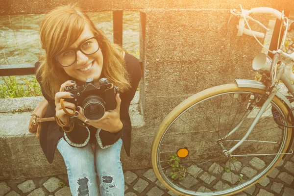 Bonito Jovem Fêmea Com Câmera Fotos Livre — Fotografia de Stock