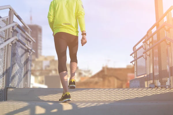 Genç adam koşu kadeh 