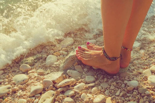 Donna Godendo Spiaggia Del Mare — Foto Stock