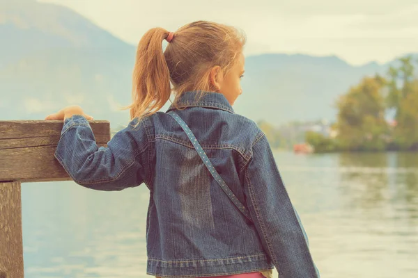 Kleines Mädchen Steht Auf Einem Steg See — Stockfoto