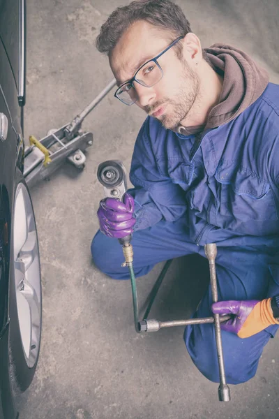 Araba tamircisi Servisi - dükkanı lastik değiştirme.