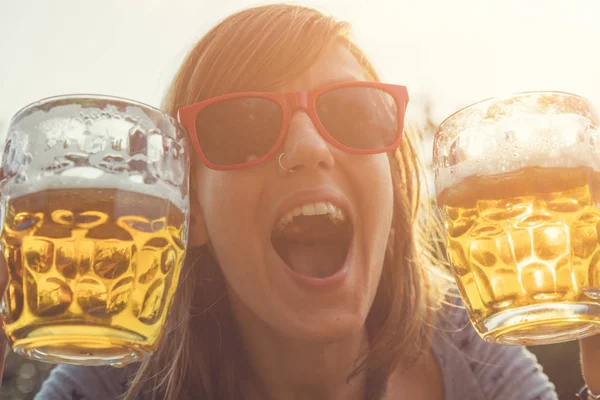 Açık havada bira ile zevk erkek