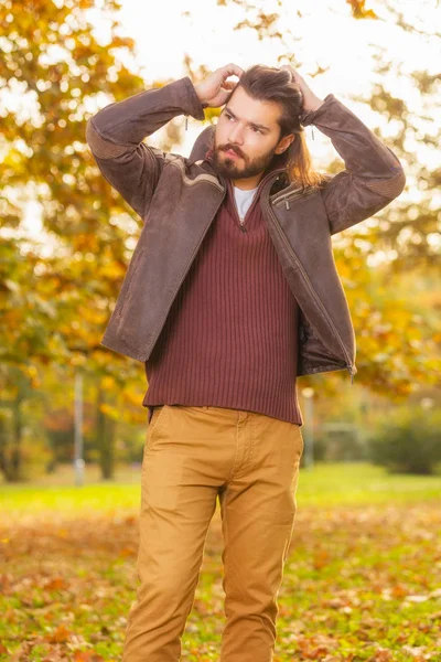 yakışıklı adam şık giysileri sonbahar parkta poz    
