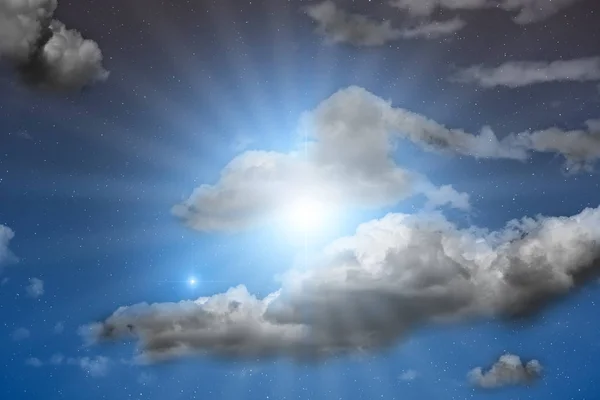 Estrellas Brillantes Que Brillan Cielo Nocturno Con Nubes Esponjosas Concepto — Foto de Stock