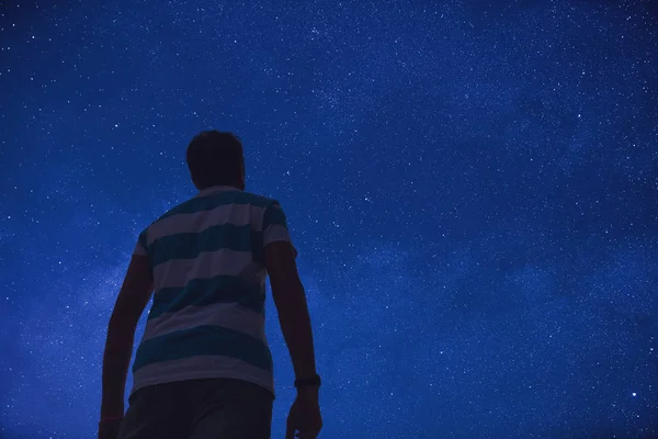 Hombre Mirando Las Estrellas Por Noche —  Fotos de Stock