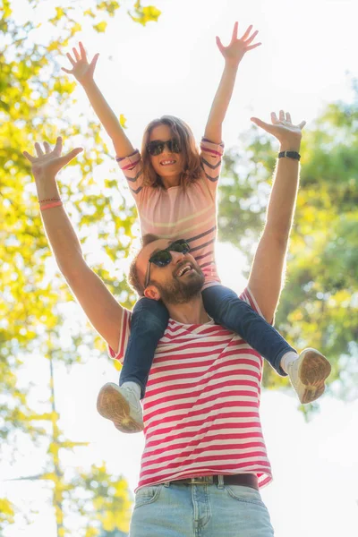 Baba ve kız parkta zevk.