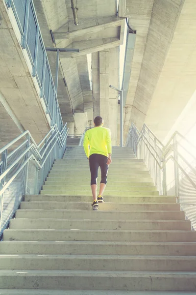 Genç adam koşu kadeh 