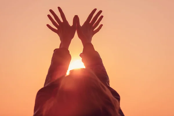 Wanita Mengangkat Tangan Untuk Matahari Terbenam Latar Belakang Langit — Stok Foto