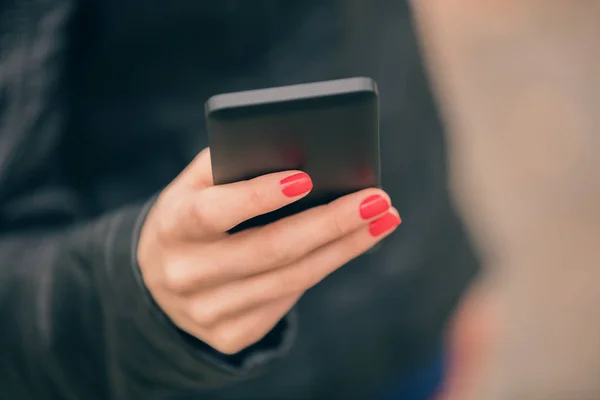 Mano Femenina Con Manicura Roja Sosteniendo Teléfono Inteligente Negro Aire — Foto de Stock