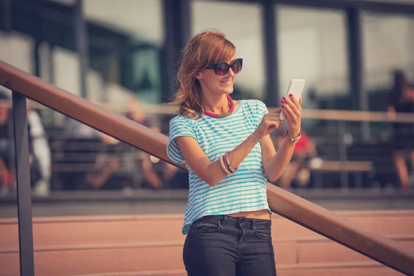 kahverengi merdivenlerden ve smartphone kullanarak kadın