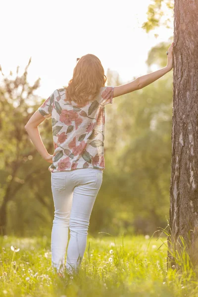 Arkadan Görünüşü Kadın Ormanda Ağaç Gövdesi Üzerine Eğilerek Yaz Giysileri — Stok fotoğraf