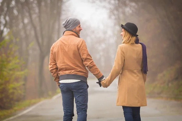 Casal Doce Mãos Dadas Andando Estrada Parque Outono — Fotografia de Stock