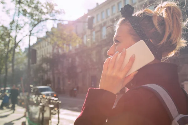 Νεαρή Γυναίκα Που Χρησιμοποιεί Smartphone Εξωτερικούς Χώρους — Φωτογραφία Αρχείου