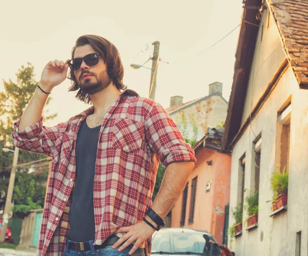 şık erkek güneş gözlüğü ve kareli gömlek Sokağı'nda poz 